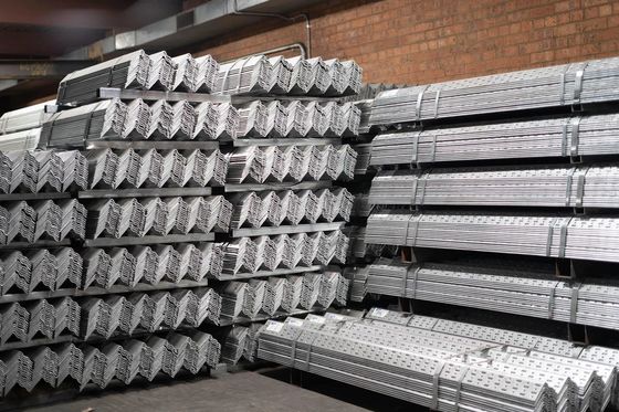 Q235 Q345 SS400 ST37-2 ST52 S235JR S275JR S355JR Q420 Q460 Angolo acciaio L forma Bar angolare di acciaio mite con grande inventario