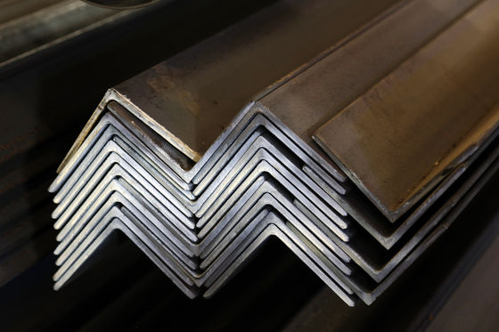 Q235 Q345 SS400 ST37-2 ST52 S235JR S275JR S355JR Q420 Q460 Angolo acciaio L forma Bar angolare di acciaio mite con grande inventario