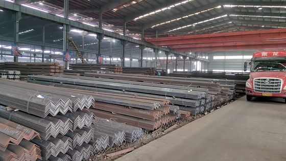Bar angolare equilaterale 40x5mm 6m 12m ASTM A36 Q235 GB 20x4mm acciaio laminato a caldo per applicazioni di piegatura