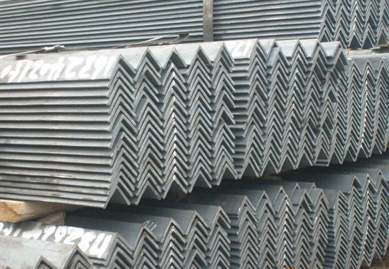 Barra ad angolo equilaterale Sezione in acciaio ad angolo diverso Dimensioni della trave 40x5mm 6m 12m ASTM A36 Q235 GB 20x4mm laminata a caldo