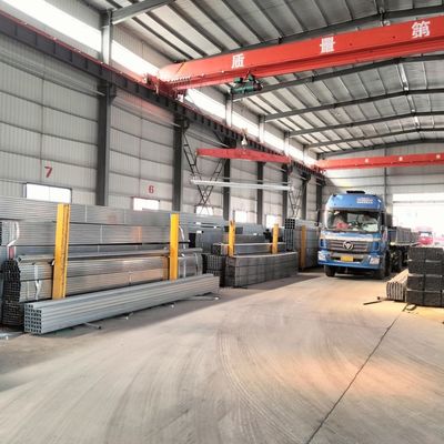 Installazioni all'aperto Tubi di acciaio rotondo pre-galvanizzati da 4 pollici OD con protezione da zinco da 1,0 mm e certificati CE leggermente oliati