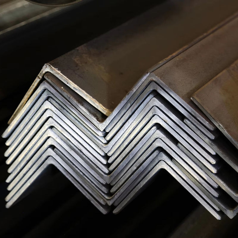 Bar angolare equilaterale 40x5mm 6m 12m ASTM A36 Q235 GB 20x4mm acciaio laminato a caldo per applicazioni di piegatura